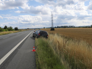 Řidička se třemi promile ohrožovala protijedoucí vůz. Poté skončila mimo silnici
