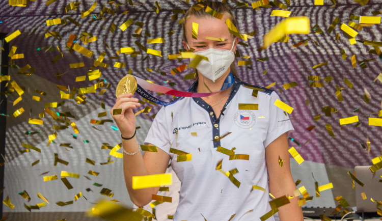 Vítej zlatá Báro. Olympijské vítězce Krejčíkové gratulovaly v Brně stovky fanoušků