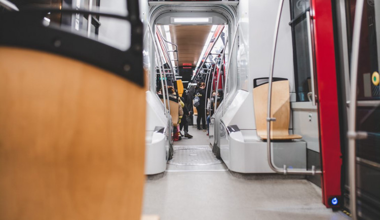 Prahou cestoval batůžek s drahým mobilem a plnou peněženkou