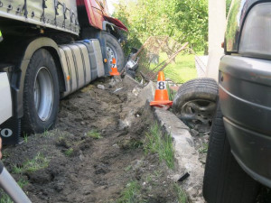 Nehody si vzaly dva životy. Kamion smetl osobní auto, dodávka narazila do stromu