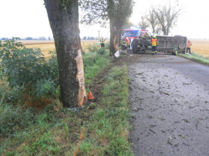 Nehody si vzaly dva životy. Kamion smetl osobní auto, dodávka narazila do stromu