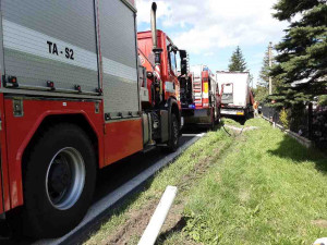 Nehody si vzaly dva životy. Kamion smetl osobní auto, dodávka narazila do stromu
