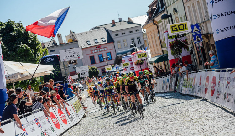 Závěrečné okruhy na kostkách ve Šternberku jsou tradiční atraktivní součástí české cyklistické tour