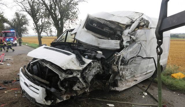 Nehody si vzaly dva životy. Kamion smetl osobní auto, dodávka narazila do stromu