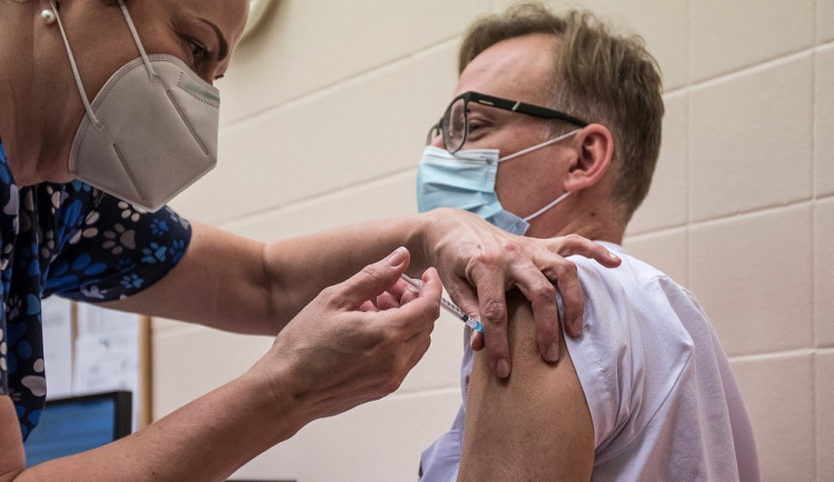 Hejtmanství nedá zaměstnancům dva dny volna po očkování. Mají sick days