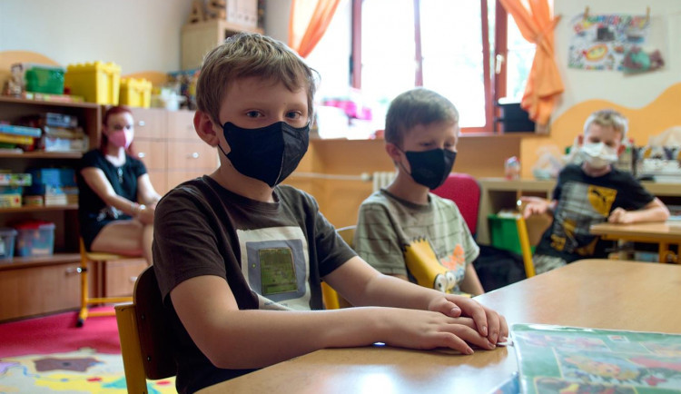 size3-16259912252364-152-prezencni-vyuku-nic-nenahradi-shoduji-se-ucitele-v-jihlave-deti-si-chvali-pozdejsi-vstavani