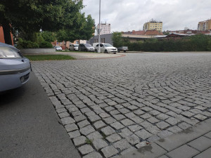 Hluk z retardérů obtěžuje obyvatele opraveného sídliště. Město tvrdí, že zvuk má zpomalit auta