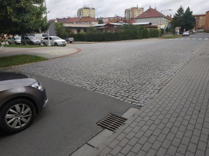 Hluk z retardérů obtěžuje obyvatele opraveného sídliště. Město tvrdí, že zvuk má zpomalit auta