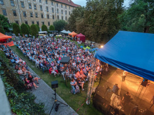 Dvoutýdenní divadelní festival proběhne v atraktivním prostředí parkánu Uměleckého centra Univerzity Palackého