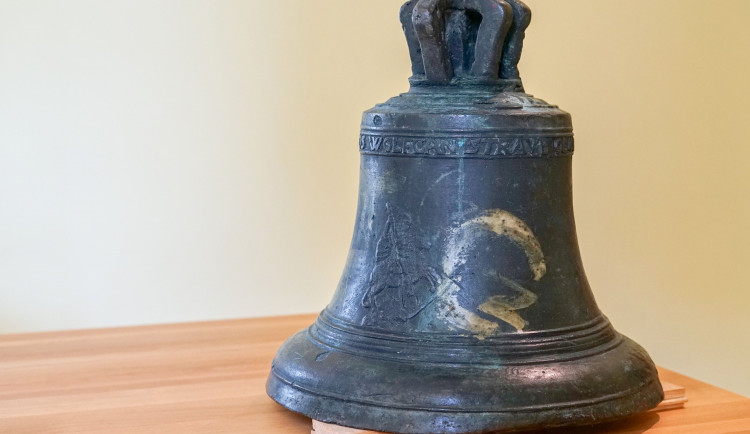Do Zábřehu se vrátil po více než 70 letech původní zvon. Objevil se v aukci