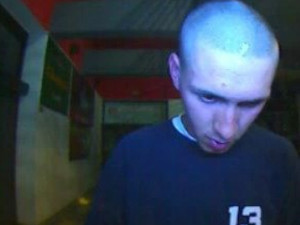 Policie pátrá po zloději, který v Olomouci ukradl tašku a pokoušel se vybrat peníze z bankomatu