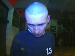 Policie pátrá po zloději, který v Olomouci ukradl tašku a pokoušel se vybrat peníze z bankomatu