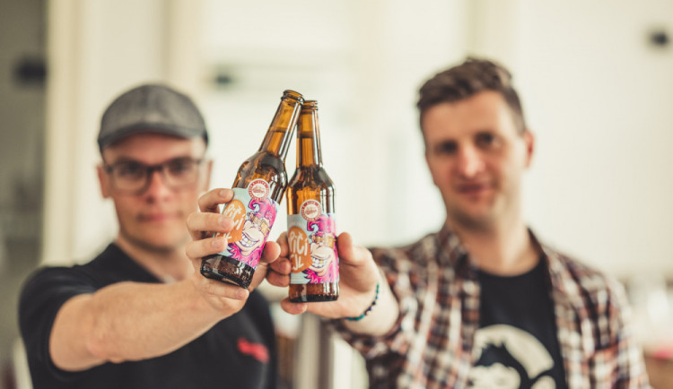 size4-1628415290016-2-budvar-predstavil-dalsi-novinku-opici-ejl-je-cisty-svezi-a-prijemne-horky