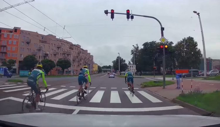 Při tréninku na Sazka Tour jeli cyklisté v Olomouci na červenou. Za přestupek dostali pokuty