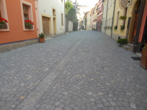Na opravu ulice v centru Olomouc použila původní dlažbu a dodržela i kroužkovou vazbu