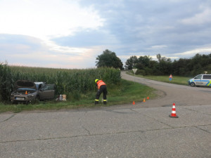 Autobus nedobrzdil, naboural auto před sebou a skončil v trávě. Cestující zranění nebyli