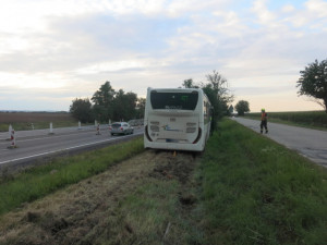 Autobus nedobrzdil, naboural auto před sebou a skončil v trávě. Cestující zranění nebyli
