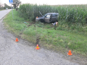Autobus nedobrzdil, naboural auto před sebou a skončil v trávě. Cestující zranění nebyli