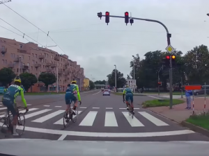 Při tréninku na Sazka Tour jeli cyklisté v Olomouci na červenou. Za přestupek dostali pokuty
