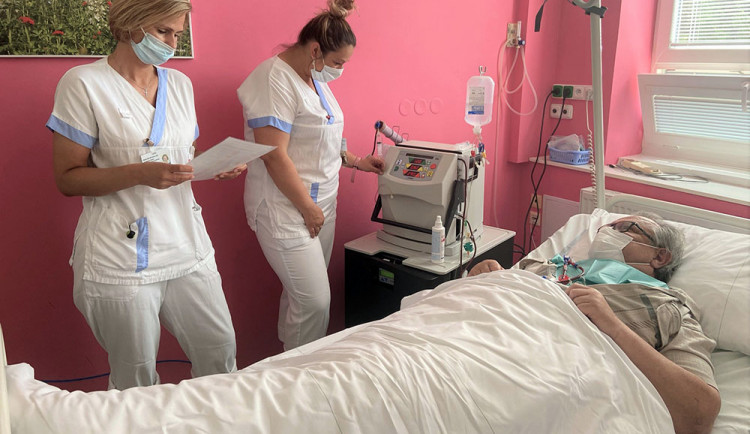 Zdravotnice šternberské nemocnice vysvětlují pacientovi používání dialyzačního přístroje
