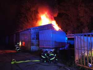 Hasiči v noci likvidovali požár dvou hal v Jeseníku. Škoda je do milionu korun