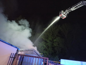 Hasiči v noci likvidovali požár dvou hal v Jeseníku. Škoda je do milionu korun