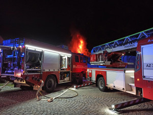 Hasiči v noci likvidovali požár dvou hal v Jeseníku. Škoda je do milionu korun