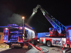 Hasiči v noci likvidovali požár dvou hal v Jeseníku. Škoda je do milionu korun