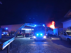 Hasiči v noci likvidovali požár dvou hal v Jeseníku. Škoda je do milionu korun