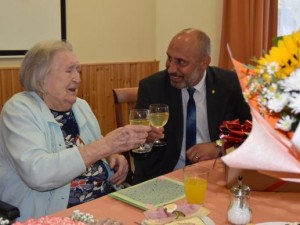 Primátor Prostějova Jura porušil opatření. V domově pro seniory neměl respirátor