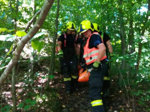 Žena si zranila nohu na vrcholu skály. Hasiči ji museli snést po strmé a úzké stezce