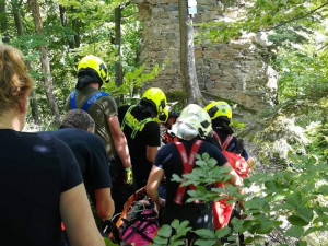 Žena si zranila nohu na vrcholu skály. Hasiči ji museli snést po strmé a úzké stezce