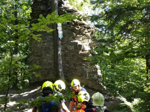 Žena si zranila nohu na vrcholu skály. Hasiči ji museli snést po strmé a úzké stezce