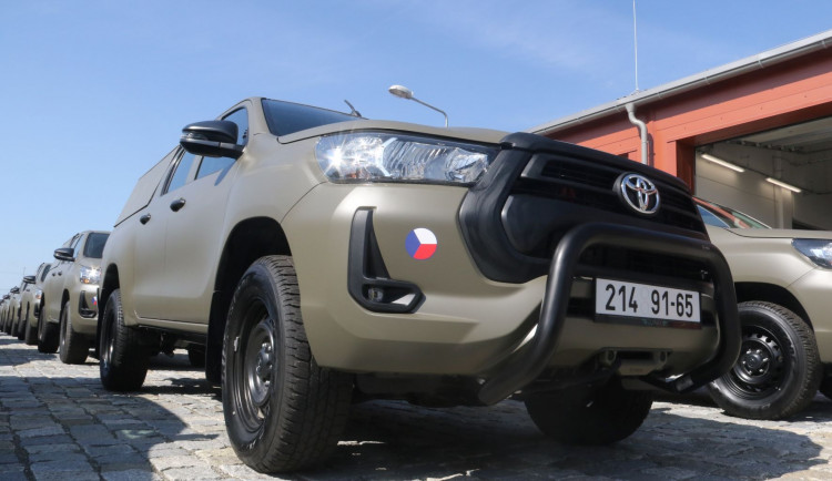 Vojáci si ve Štěpánově převzali první terénní Toyoty Hilux. Nahradí muzejní vozy UAZ