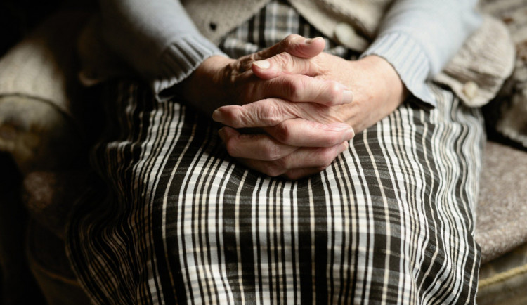 Srazil jsem dítě, potřebuji 100 tisíc. Falešný vnuk se snažil okrást seniorku z jihu Čech