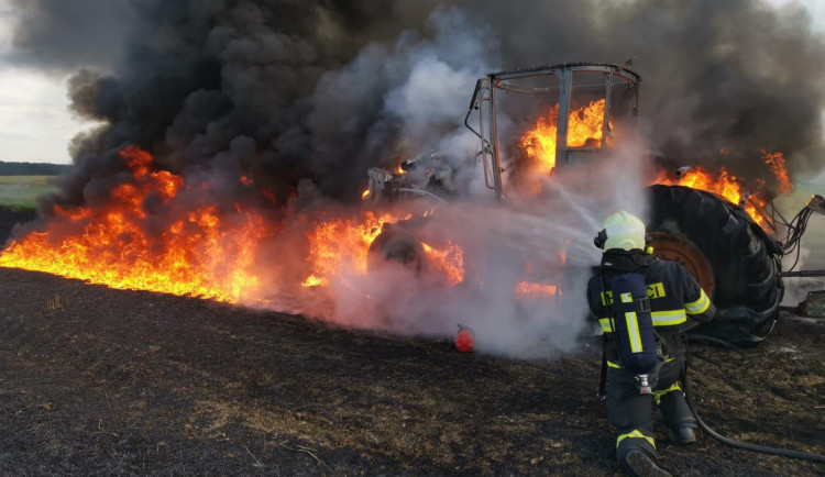 Břehov zahalil černý dým. Na louce za obcí lehl popelem traktor za miliony korun