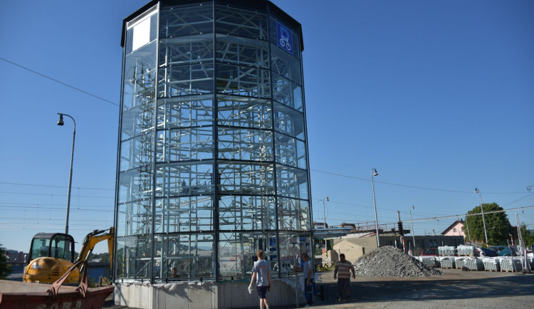 U vlakového nádraží v Hranicích město otevře novou cyklověž pro 118 kol