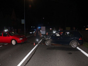 Při noční nehodě automobilů v Olomouci lékaři odvezli do nemocnice tři děti