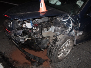 Při noční nehodě automobilů v Olomouci lékaři odvezli do nemocnice tři děti