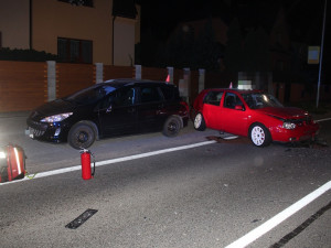 Při noční nehodě automobilů v Olomouci lékaři odvezli do nemocnice tři děti
