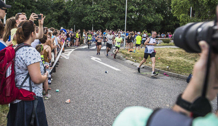 Odbočka na Lazeckou ulici je na půlmaratonu jedním z divácky oblíbených míst. Běžce podporují ve městě tisíce fanoušků