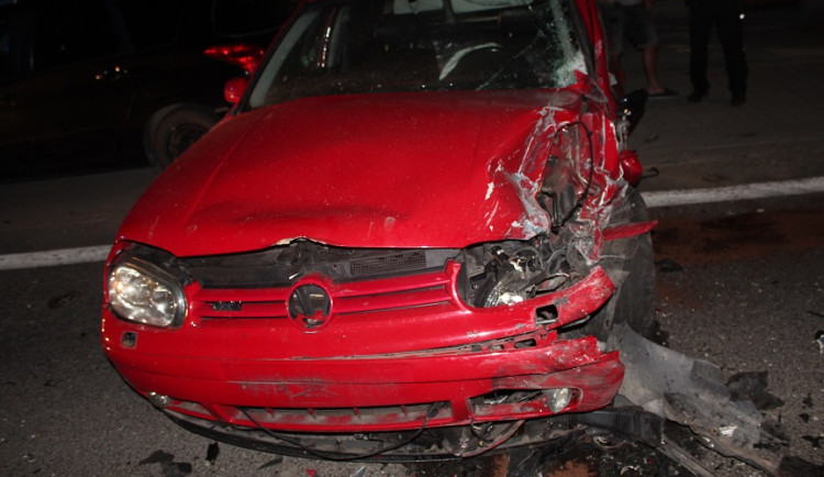 Při noční nehodě automobilů v Olomouci lékaři odvezli do nemocnice tři děti