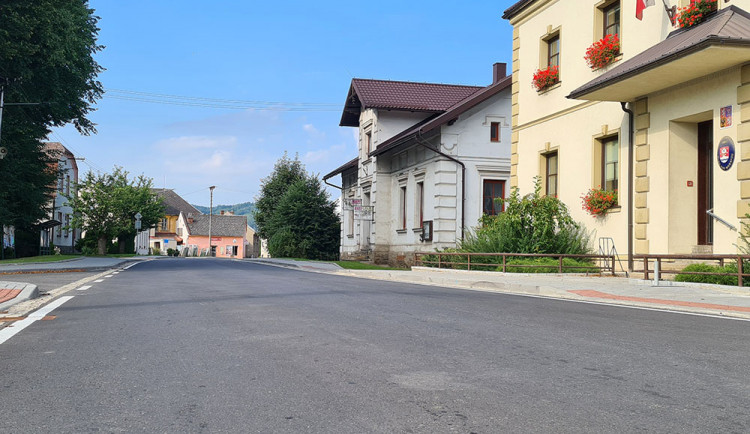 V Rudě nad Moravou má opravený úsek silnice téměř dva a půl kilometru. V okolí nové komunikace proběhla i částečná oprava chodníků
