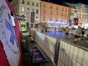 Záchranáři byli připraveni pomoct běžcům na trase i u cíle jednadvacetikilometrového závodu