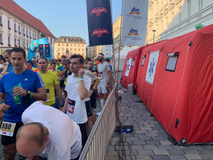 Záchranáři byli připraveni pomoct běžcům na trase i u cíle jednadvacetikilometrového závodu