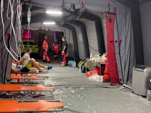 Záchranáři byli připraveni pomoct běžcům na trase i u cíle jednadvacetikilometrového závodu