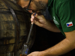 Sudy plné destilátů, exkurze sklepení nebo degustace. To vše nabízí Palírna U Zeleného stromu