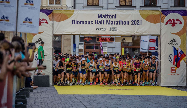 Při jedenáctém ročníku olomouckého půlmaratonu startovali běžci ve dvou vlnách s odstupem patnácti minut