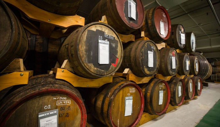 Sudy plné destilátů, exkurze sklepení nebo degustace. To vše nabízí Palírna U Zeleného stromu