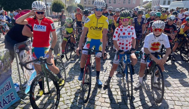 Všechny dresy doma. Mapei Merida Kaňkovský dovezl z Lanškrouna na Hanou dresy všech lídrů závodu.